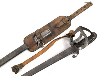Preussen, Kavalleriesäbel Modell 1852. Kammerstück von 1885 in Säbeltasche für Berittene, samt Troddel. Sowohl der Säbel als auch die Tasche mit gleichem Kammerstempel eines Maschinengewehrzuges " 142 R. M.G.2"  Guter Gesamtzustand.