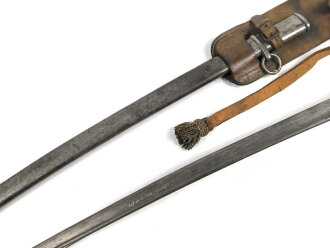 Preussen, Kavalleriesäbel Modell 1852. Kammerstück von 1885 in Säbeltasche für Berittene, samt Troddel. Sowohl der Säbel als auch die Tasche mit gleichem Kammerstempel eines Maschinengewehrzuges " 142 R. M.G.2"  Guter Gesamtzustand.