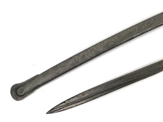 Preussen, Kavalleriesäbel Modell 1852. Kammerstück von 1885 in Säbeltasche für Berittene, samt Troddel. Sowohl der Säbel als auch die Tasche mit gleichem Kammerstempel eines Maschinengewehrzuges " 142 R. M.G.2"  Guter Gesamtzustand.