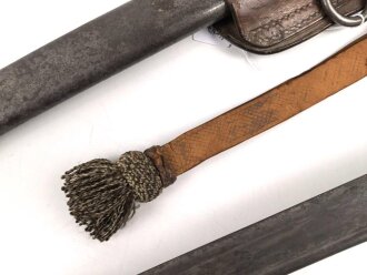 Preussen, Kavalleriesäbel Modell 1852. Kammerstück von 1885 in Säbeltasche für Berittene, samt Troddel. Sowohl der Säbel als auch die Tasche mit gleichem Kammerstempel eines Maschinengewehrzuges " 142 R. M.G.2"  Guter Gesamtzustand.