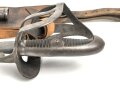 Preussen, Kavalleriesäbel Modell 1852. Kammerstück von 1885 in Säbeltasche für Berittene, samt Troddel. Sowohl der Säbel als auch die Tasche mit gleichem Kammerstempel eines Maschinengewehrzuges " 142 R. M.G.2"  Guter Gesamtzustand.