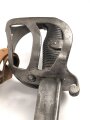 Preussen, Kavalleriesäbel Modell 1852. Kammerstück von 1885 in Säbeltasche für Berittene, samt Troddel. Sowohl der Säbel als auch die Tasche mit gleichem Kammerstempel eines Maschinengewehrzuges " 142 R. M.G.2"  Guter Gesamtzustand.
