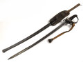Preussen, Kavalleriesäbel Modell 1852. Kammerstück von 1885 in Säbeltasche für Berittene, samt Troddel. Sowohl der Säbel als auch die Tasche mit gleichem Kammerstempel eines Maschinengewehrzuges " 142 R. M.G.2"  Guter Gesamtzustand.