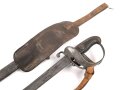 Preussen, Kavalleriesäbel Modell 1852. Kammerstück von 1885 in Säbeltasche für Berittene, samt Troddel. Sowohl der Säbel als auch die Tasche mit gleichem Kammerstempel eines Maschinengewehrzuges " 142 R. M.G.2"  Guter Gesamtzustand.