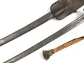 Preussen, Kavalleriesäbel Modell 1852. Kammerstück von 1885 in Säbeltasche für Berittene, samt Troddel. Sowohl der Säbel als auch die Tasche mit gleichem Kammerstempel eines Maschinengewehrzuges " 142 R. M.G.2"  Guter Gesamtzustand.