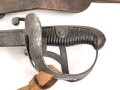 Preussen, Kavalleriesäbel Modell 1852. Kammerstück von 1885 in Säbeltasche für Berittene, samt Troddel. Sowohl der Säbel als auch die Tasche mit gleichem Kammerstempel eines Maschinengewehrzuges " 142 R. M.G.2"  Guter Gesamtzustand.