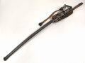 Preussen, Kavalleriesäbel Modell 1852. Kammerstück von 1885 in Säbeltasche für Berittene, samt Troddel. Sowohl der Säbel als auch die Tasche mit gleichem Kammerstempel eines Maschinengewehrzuges " 142 R. M.G.2"  Guter Gesamtzustand.
