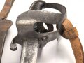 Preussen, Kavalleriesäbel Modell 1852. Kammerstück von 1885 in Säbeltasche für Berittene, samt Troddel. Sowohl der Säbel als auch die Tasche mit gleichem Kammerstempel eines Maschinengewehrzuges " 142 R. M.G.2"  Guter Gesamtzustand.