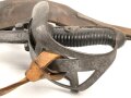 Preussen, Kavalleriesäbel Modell 1852. Kammerstück von 1885 in Säbeltasche für Berittene, samt Troddel. Sowohl der Säbel als auch die Tasche mit gleichem Kammerstempel eines Maschinengewehrzuges " 142 R. M.G.2"  Guter Gesamtzustand.