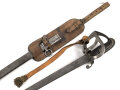 Preussen, Kavalleriesäbel Modell 1852. Kammerstück von 1885 in Säbeltasche für Berittene, samt Troddel. Sowohl der Säbel als auch die Tasche mit gleichem Kammerstempel eines Maschinengewehrzuges " 142 R. M.G.2"  Guter Gesamtzustand.