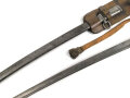Preussen, Kavalleriesäbel Modell 1852. Kammerstück von 1885 in Säbeltasche für Berittene, samt Troddel. Sowohl der Säbel als auch die Tasche mit gleichem Kammerstempel eines Maschinengewehrzuges " 142 R. M.G.2"  Guter Gesamtzustand.