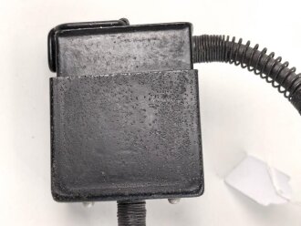 Anschlusskabel zum Brustmikrofon 33 der Wehrmacht ( oder Verlängerungskabel für Feldfernsprecher 33 und Flak Abfrage) . Steckverbindung aus Metall, Ungereinigt, Funktion nicht geprüft