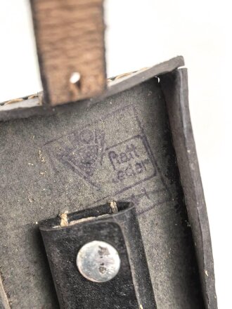 Tasche zum Brustmikrofon 33 der Wehrmacht. Ersatzmaterial, datiert 1941, ungereinigt