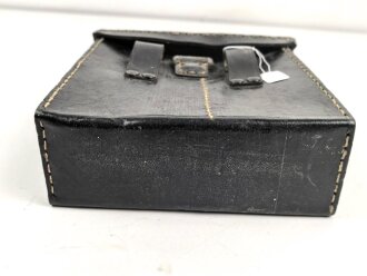 Tasche zum Brustmikrofon 33 der Wehrmacht. Ersatzmaterial, datiert 1941, ungereinigt