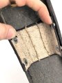 Tasche zum Brustmikrofon 33 der Wehrmacht. Ersatzmaterial, datiert 1941, ungereinigt