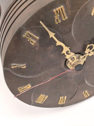 Kolben von einem gewaltigen Motor. Aluminium , vermutlich eloxiert. Durchmesser knapp 16,5cm, Zum Dekorationsobjekt als Uhr umgebaut. Funktion nicht geprüft