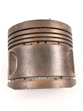 Kolben von einem gewaltigen Motor. Aluminium , vermutlich eloxiert. Durchmesser knapp 16,5cm, Zum Dekorationsobjekt als Uhr umgebaut. Funktion nicht geprüft