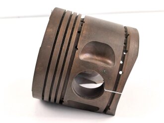 Kolben von einem gewaltigen Motor. Aluminium , vermutlich eloxiert. Durchmesser knapp 16,5cm, Zum Dekorationsobjekt als Uhr umgebaut. Funktion nicht geprüft