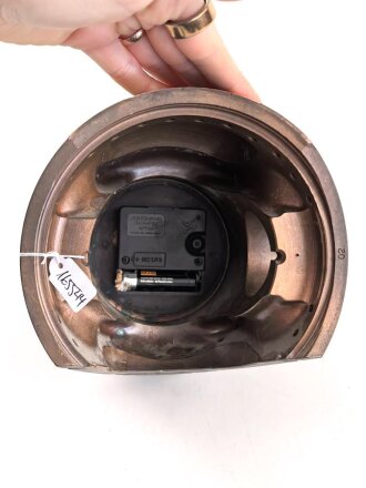 Kolben von einem gewaltigen Motor. Aluminium , vermutlich eloxiert. Durchmesser knapp 16,5cm, Zum Dekorationsobjekt als Uhr umgebaut. Funktion nicht geprüft