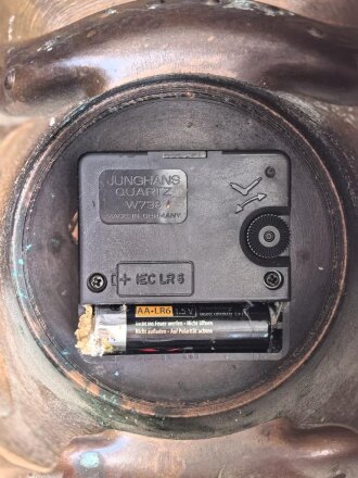 Kolben von einem gewaltigen Motor. Aluminium , vermutlich eloxiert. Durchmesser knapp 16,5cm, Zum Dekorationsobjekt als Uhr umgebaut. Funktion nicht geprüft