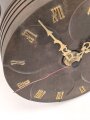 Kolben von einem gewaltigen Motor. Aluminium , vermutlich eloxiert. Durchmesser knapp 16,5cm, Zum Dekorationsobjekt als Uhr umgebaut. Funktion nicht geprüft