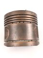 Kolben von einem gewaltigen Motor. Aluminium , vermutlich eloxiert. Durchmesser knapp 16,5cm, Zum Dekorationsobjekt als Uhr umgebaut. Funktion nicht geprüft