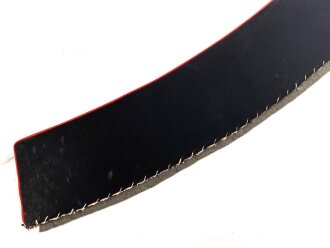 Kaiserreich / 1. Weltkrieg, Stehkragen für Offiziere, schwarzer Samt mit roter Paspel, innen Feldgrau. Gesamtlänge des unteren Randes etwa 47,5cm