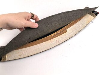 Kaiserreich / 1. Weltkrieg, Stehkragen für Offiziere, schwarzer Samt mit roter Paspel, innen Feldgrau. Gesamtlänge des unteren Randes etwa 47,5cm