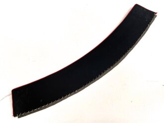 Kaiserreich / 1. Weltkrieg, Stehkragen für Offiziere, schwarzer Samt mit roter Paspel, innen Feldgrau. Gesamtlänge des unteren Randes etwa 47,5cm