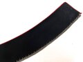 Kaiserreich / 1. Weltkrieg, Stehkragen für Offiziere, schwarzer Samt mit roter Paspel, innen Feldgrau. Gesamtlänge des unteren Randes etwa 47,5cm