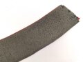 Kaiserreich / 1. Weltkrieg, Stehkragen für Offiziere, schwarzer Samt mit roter Paspel, innen Feldgrau. Gesamtlänge des unteren Randes etwa 47,5cm
