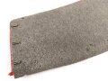 Kaiserreich / 1. Weltkrieg, Stehkragen für Offiziere, schwarzer Samt mit roter Paspel, innen Feldgrau. Gesamtlänge des unteren Randes etwa 47,5cm