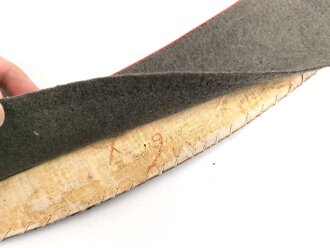 Kaiserreich / 1. Weltkrieg, Stehkragen für Offiziere, schwarzer Samt mit roter Paspel, innen Feldgrau. Gesamtlänge des unteren Randes etwa 44,5cm