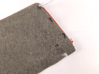 Kaiserreich / 1. Weltkrieg, Stehkragen für Offiziere, schwarzer Samt mit roter Paspel, innen Feldgrau. Gesamtlänge des unteren Randes etwa 44,5cm