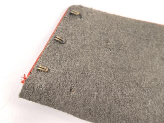 Kaiserreich / 1. Weltkrieg, Stehkragen für Offiziere, schwarzer Samt mit roter Paspel, innen Feldgrau. Gesamtlänge des unteren Randes etwa 44,5cm