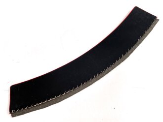 Kaiserreich / 1. Weltkrieg, Stehkragen für Offiziere, schwarzer Samt mit roter Paspel, innen Feldgrau. Gesamtlänge des unteren Randes etwa 44,5cm