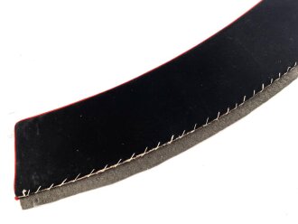 Kaiserreich / 1. Weltkrieg, Stehkragen für Offiziere, schwarzer Samt mit roter Paspel, innen Feldgrau. Gesamtlänge des unteren Randes etwa 44,5cm