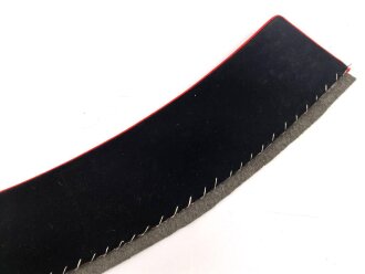 Kaiserreich / 1. Weltkrieg, Stehkragen für Offiziere, schwarzer Samt mit roter Paspel, innen Feldgrau. Gesamtlänge des unteren Randes etwa 44,5cm