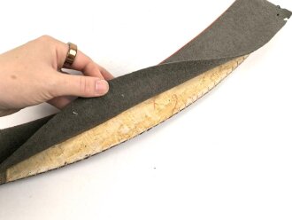 Kaiserreich / 1. Weltkrieg, Stehkragen für Offiziere, schwarzer Samt mit roter Paspel, innen Feldgrau. Gesamtlänge des unteren Randes etwa 44,5cm
