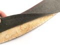 Kaiserreich / 1. Weltkrieg, Stehkragen für Offiziere, schwarzer Samt mit roter Paspel, innen Feldgrau. Gesamtlänge des unteren Randes etwa 44,5cm