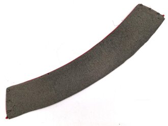 Kaiserreich / 1. Weltkrieg, Stehkragen für Offiziere, schwarzer Samt mit roter Paspel, innen Feldgrau. Gesamtlänge des unteren Randes etwa 46cm
