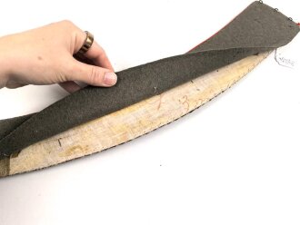 Kaiserreich / 1. Weltkrieg, Stehkragen für Offiziere, schwarzer Samt mit roter Paspel, innen Feldgrau. Gesamtlänge des unteren Randes etwa 46cm