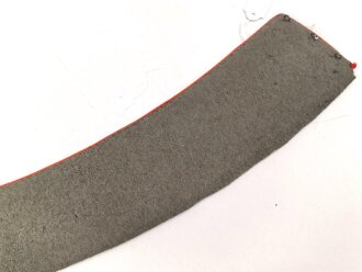 Kaiserreich / 1. Weltkrieg, Stehkragen für Offiziere, schwarzer Samt mit roter Paspel, innen Feldgrau. Gesamtlänge des unteren Randes etwa 46cm
