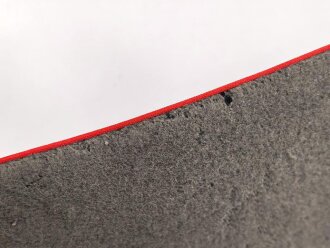Kaiserreich / 1. Weltkrieg, Stehkragen für Offiziere, schwarzer Samt mit roter Paspel, innen Feldgrau. Gesamtlänge des unteren Randes etwa 46cm