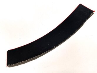 Kaiserreich / 1. Weltkrieg, Stehkragen für Offiziere, schwarzer Samt mit roter Paspel, innen Feldgrau. Gesamtlänge des unteren Randes etwa 46cm