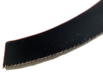 Kaiserreich / 1. Weltkrieg, Stehkragen für Offiziere, schwarzer Samt mit roter Paspel, innen Feldgrau. Gesamtlänge des unteren Randes etwa 46cm