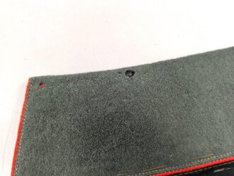 1. Weltkrieg, Stehkragen für eine Feldbluse. Feldgrau mit roter Biese. Gesamtlänge des unteren Randes etwa 49,5cm