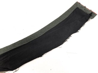 1. Weltkrieg, Stehkragen für eine Feldbluse. Feldgrau mit roter Biese. Gesamtlänge des unteren Randes etwa 49,5cm