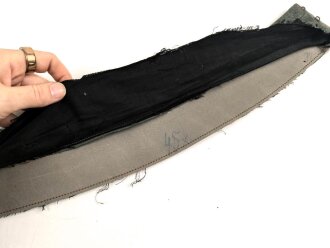 1. Weltkrieg, Stehkragen für eine Feldbluse. Feldgrau mit roter Biese. Gesamtlänge des unteren Randes etwa 49,5cm