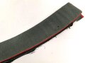 1. Weltkrieg, Stehkragen für eine Feldbluse. Feldgrau mit roter Biese. Gesamtlänge des unteren Randes etwa 49,5cm